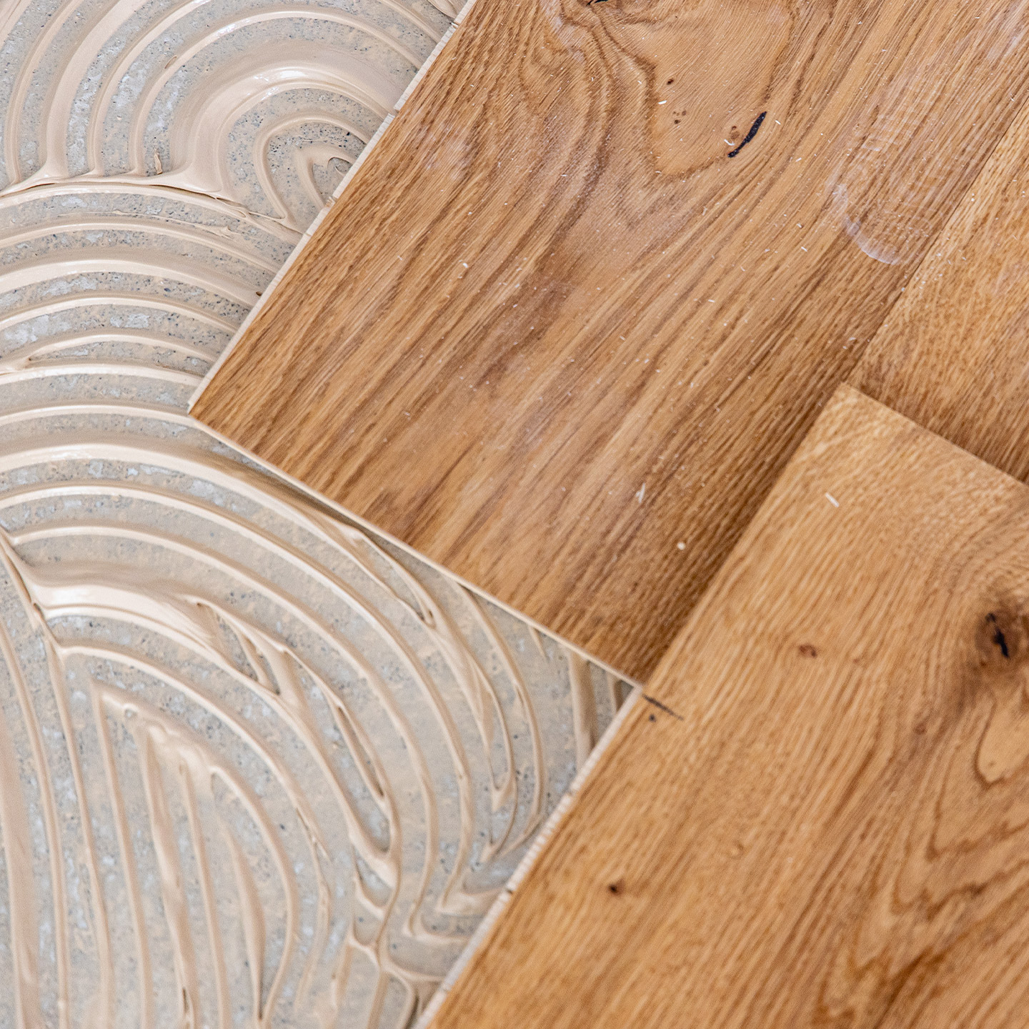 Detailaufnahme von Eichenparkett mit Kleberauftrag – präzise Parkettverlegung durch RTR Bodenleger