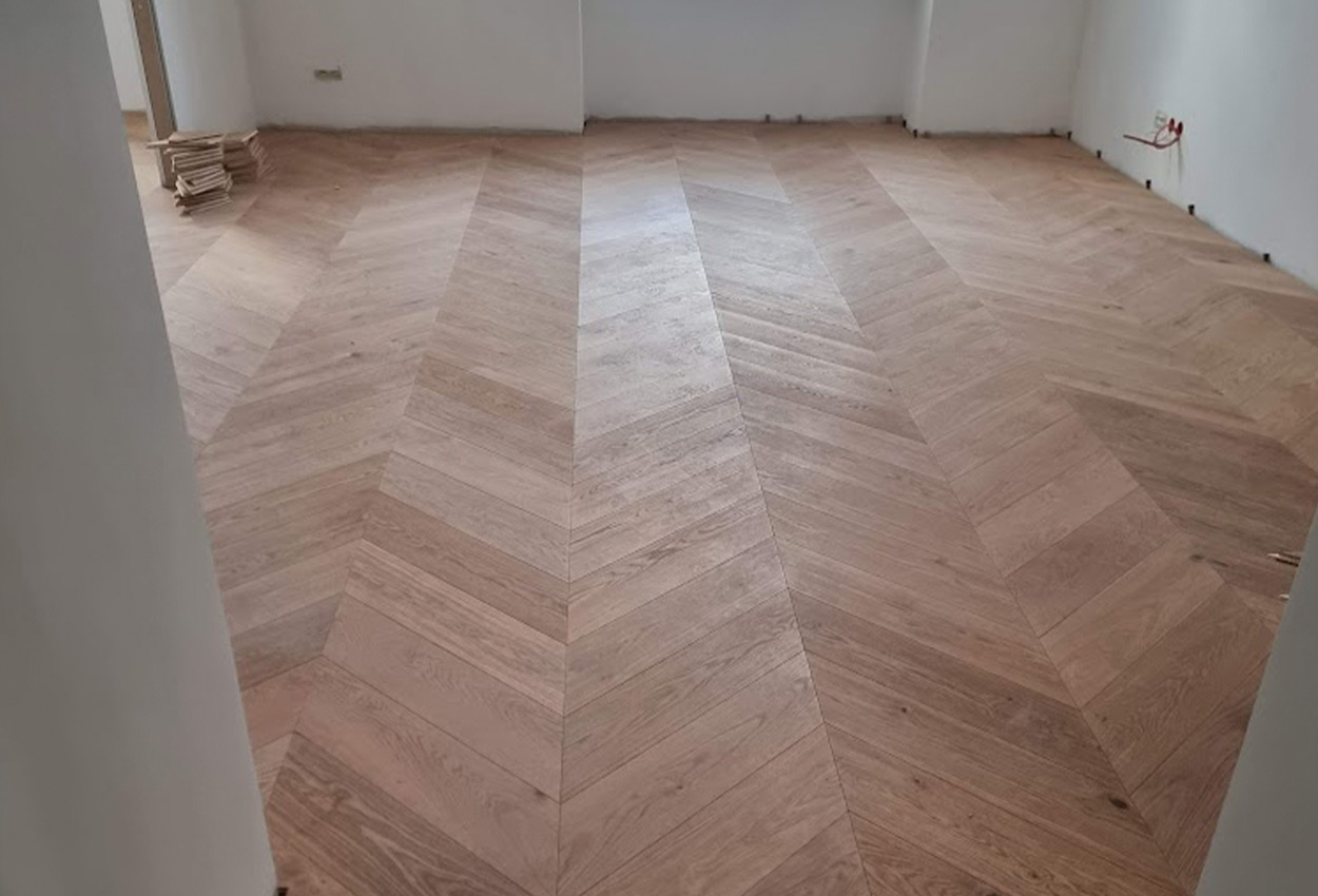 Fertig verlegtes Fischgrät-Parkett aus Eiche in Wohnraum, hochwertig umgesetzt durch RTR Bodenleger nahe Wien