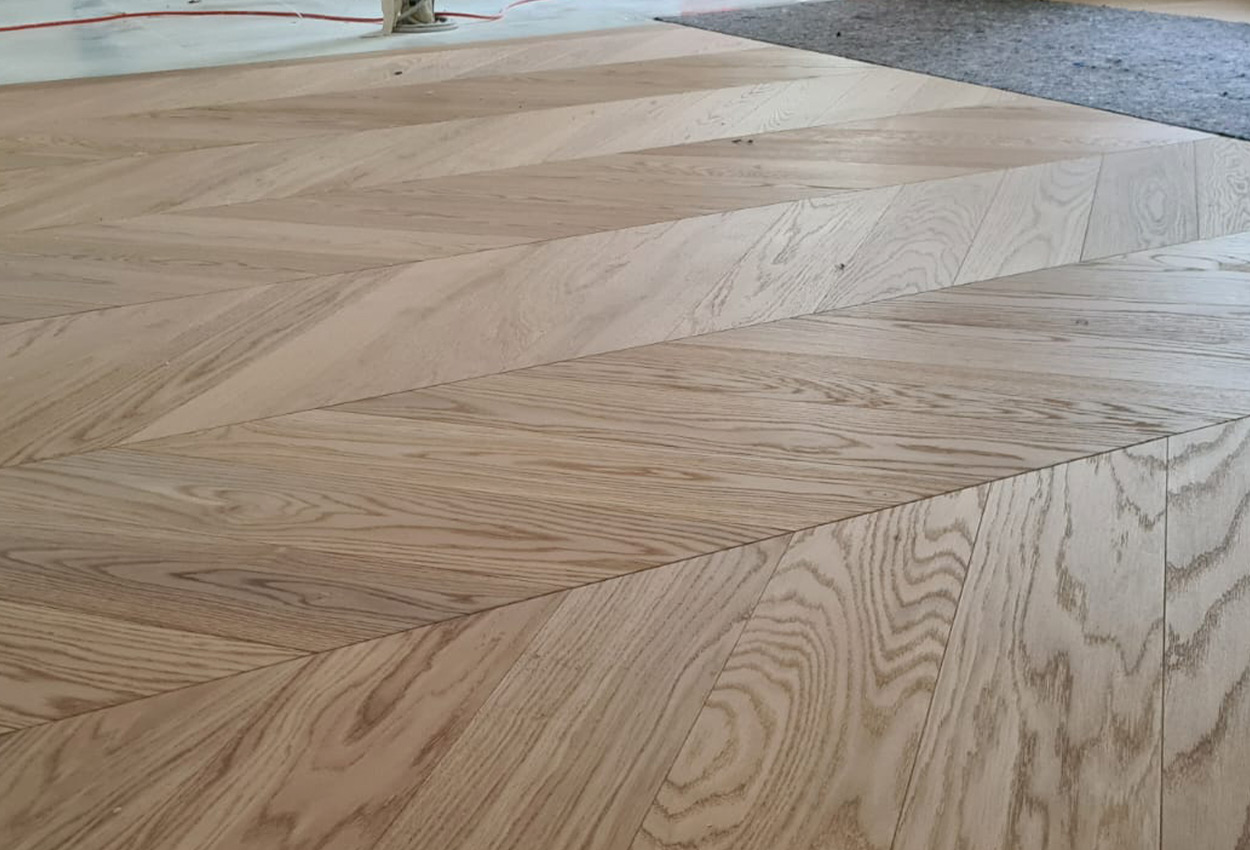 Detailansicht eines präzise verlegten Fischgrät-Parketts aus Eiche, fachgerecht umgesetzt durch RTR Bodenleger nahe Wien