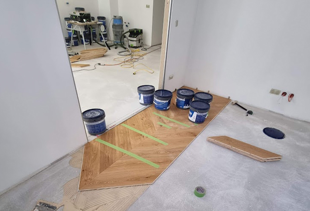 Fachgerechte Verlegung von Fischgrät-Parkett mit präziser Untergrundvorbereitung durch RTR Bodenleger nahe Wien