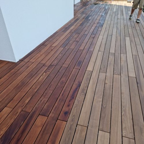 Fertiggestellte Holzterrasse mit hochwertigem Terrassenbelag aus Holz durch RTR Bodenleger nahe Wien