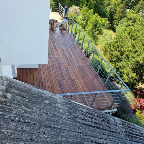 Holzterrasse auf Balkon mit langlebigem Terrassenbelag aus Holz durch RTR Bodenleger nahe Wien