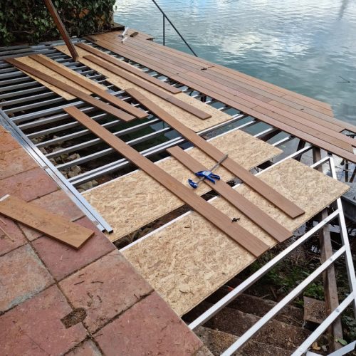 Montage einer Holzterrasse auf Stahlkonstruktion am Wasser durch RTR Bodenleger nahe Wien