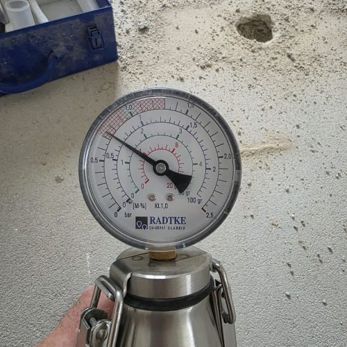 Feuchtigkeitsmessung des Untergrunds vor Parkettverlegung durch RTR Bodenleger nahe Wien