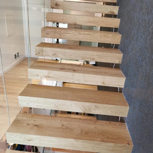Holztreppe aus Eiche nach professioneller Treppenrenovierung durch RTR Bodenleger nahe Wien