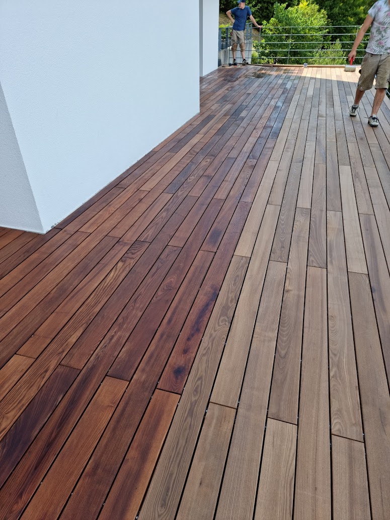 Fertiggestellte Holzterrasse mit hochwertigem Terrassenbelag aus Holz durch RTR Bodenleger nahe Wien