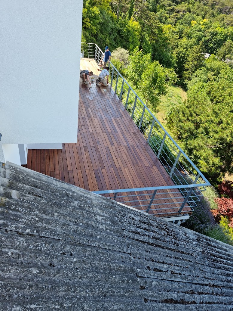Holzterrasse auf Balkon mit langlebigem Terrassenbelag aus Holz durch RTR Bodenleger nahe Wien