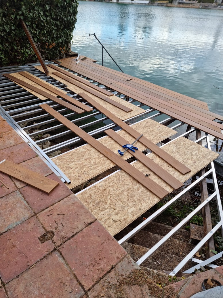 Montage einer Holzterrasse auf Stahlkonstruktion am Wasser durch RTR Bodenleger nahe Wien