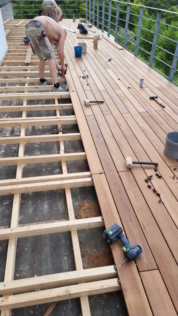 Montage einer Holzterrasse auf Unterkonstruktion – professionelle Terrassenverlegung von RTR Bodenleger