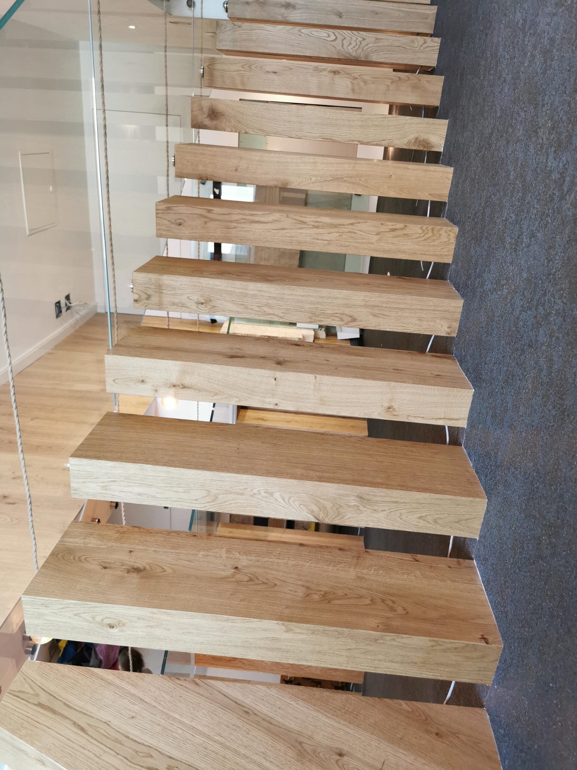 Holztreppe aus Eiche nach professioneller Treppenrenovierung durch RTR Bodenleger nahe Wien