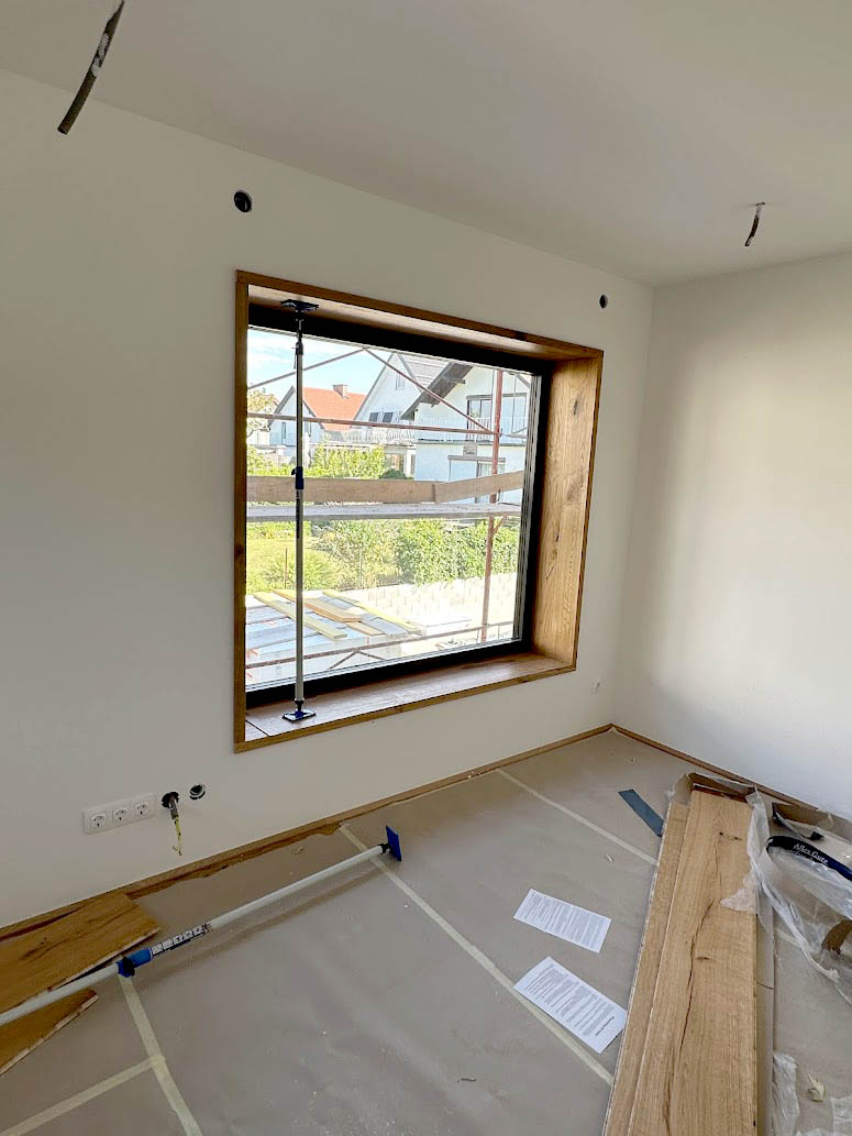 Vorbereitung zur Parkettverlegung mit Schutzabdeckung und Holzleisten durch RTR Bodenleger nahe Wien