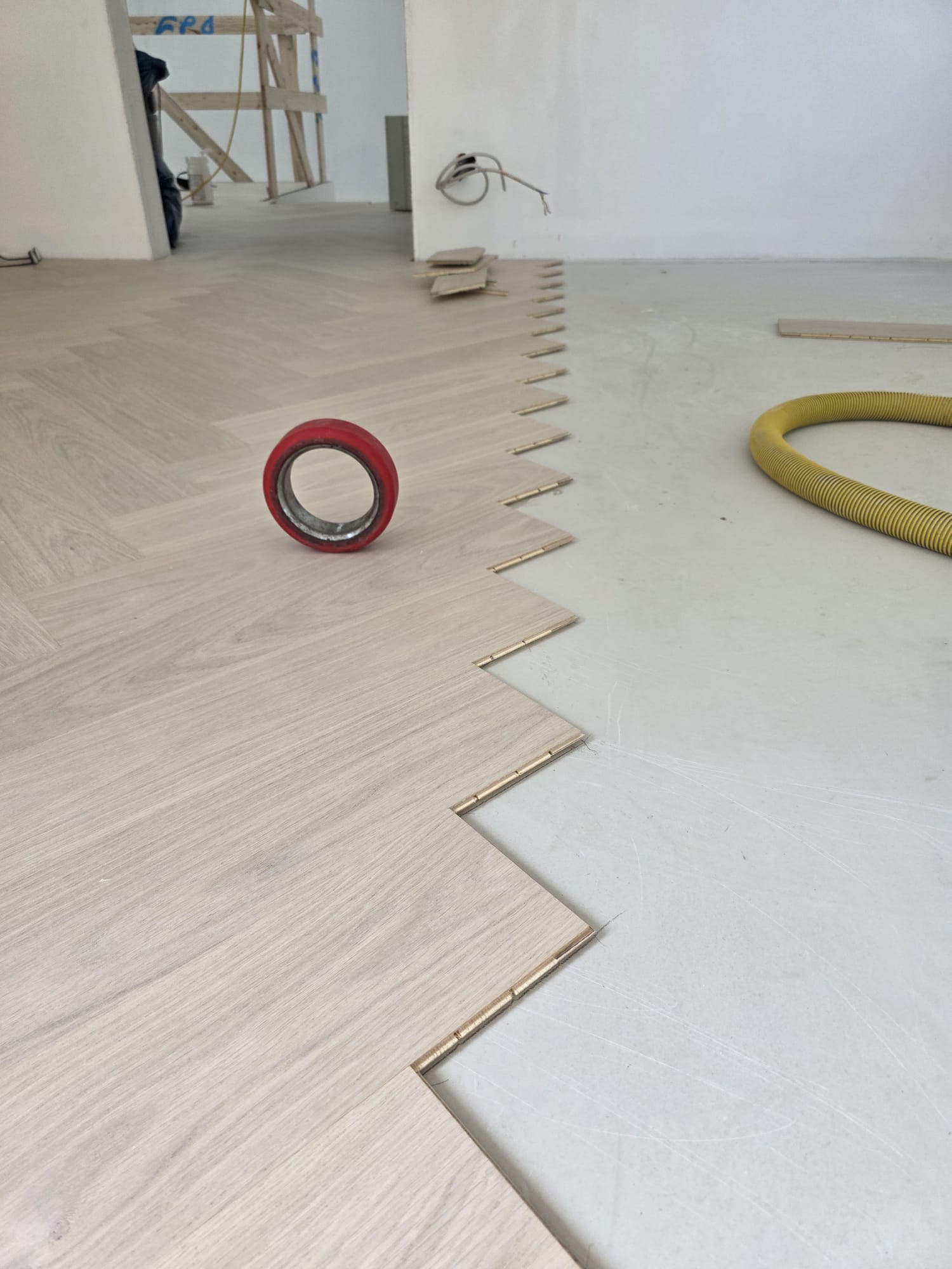 Präzises Verlegen von Parkett im Fischgrätmuster mit sauberem Übergang durch RTR Bodenleger nahe Wien