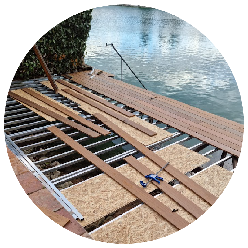 Montage einer Holzterrasse auf Unterkonstruktion – Terrassenbau am Wasser