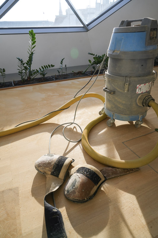Ausrüstung für staubfreies Parkettschleifen bei der Parkettrenovierung durch RTR Bodenleger nahe Wien