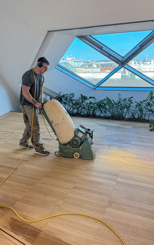 Professionelles Parkettschleifen bei einer Parkettrenovierung durch RTR Bodenleger nahe Wien